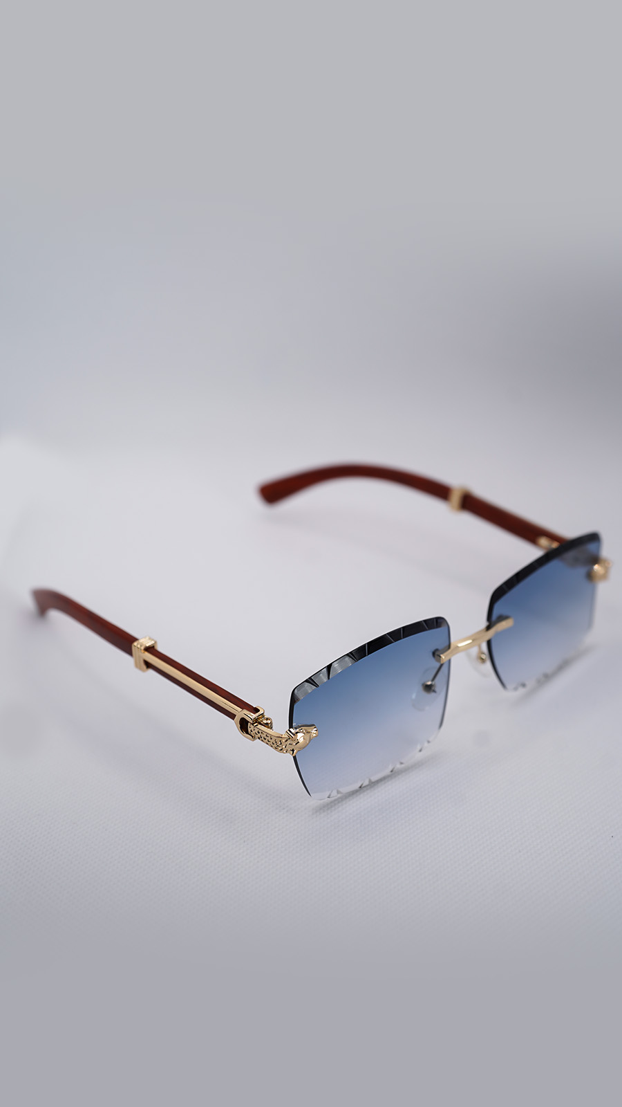 عینک کارتیر طلایی با دسته چوبی و عدسی گرادینت آبی