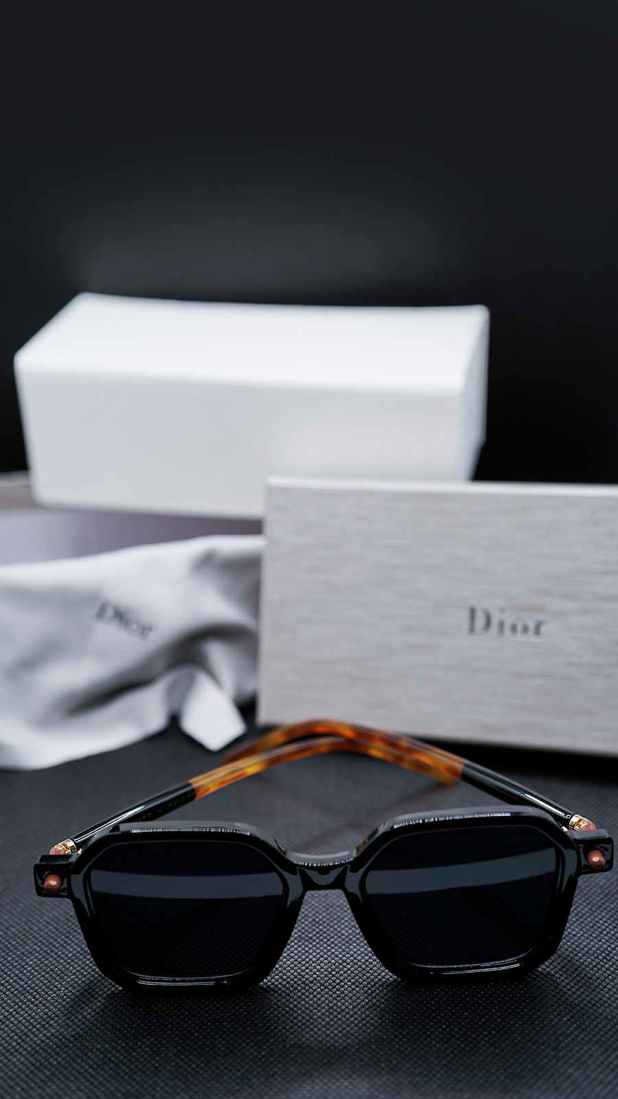 عینک آفتابی Dior فریم مشکی با دسته لاک‌پشتی و لنز دودی